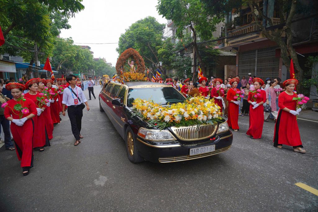 Đoàn xe limousine cung rước xá lợi Đức Phật tới chùa Chuông, tỉnh Hưng Yên