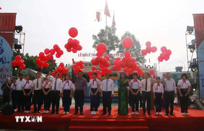 Các đại biểu tỉnh Đồng Nai thả phúc khí cầu trong Lễ giỗ Lễ Thành hầu Nguyễn Hữu Cảnh năm 2025. (Ảnh: Lê Xuân/TTXVN) ttxvn-le-gio-le-thanh-hau-nguyen-huu-canh-duoc-cong-nhan-la-di-san-van-hoa-phi-vat-the-quoc-gia-1106-2.jpg
