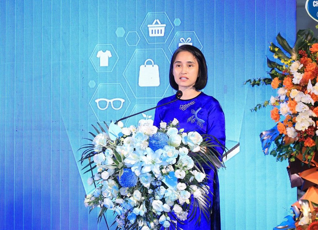 Phó Chủ tịch Thường trực UBND phường Hoàn Kiếm Nguyễn Hồng Trang phát biểu tại lễ ra mắt mô hình “Chợ chuyển đổi số”. Ảnh: Hồng Thái