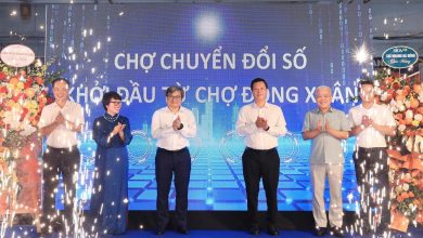 Ra mắt mô hình “Chợ chuyển đổi số” tại chợ Đồng Xuân. Ảnh: Hồng Thái