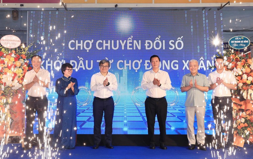Ra mắt mô hình “Chợ chuyển đổi số” tại chợ Đồng Xuân. Ảnh: Hồng Thái
