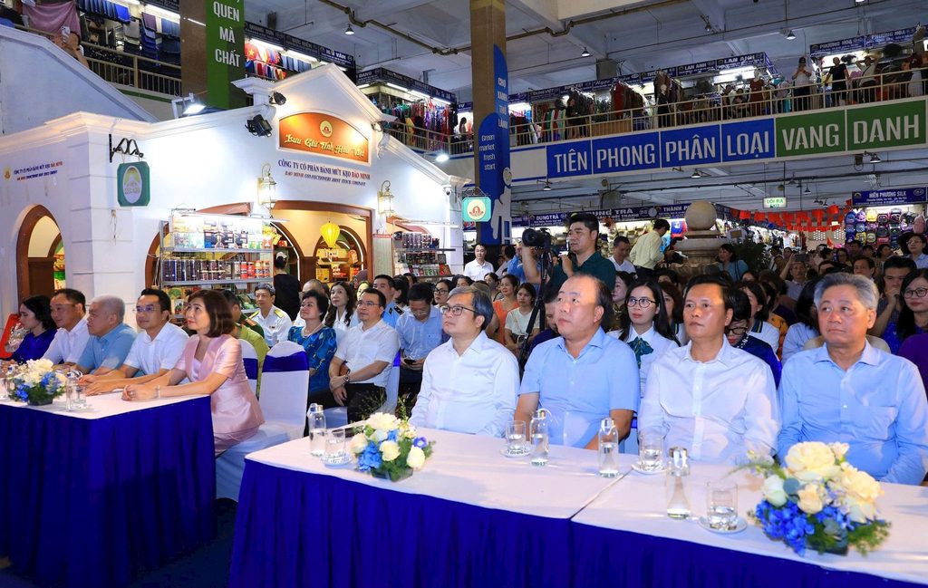 Các đại biểu dự lễ ra mắt. Ảnh: Hồng Thái