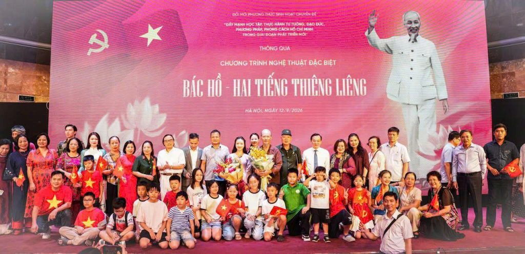 Ban Tổ chức và nghệ sĩ chụp ảnh lưu niệm cùng khán giả tham dự chương trình