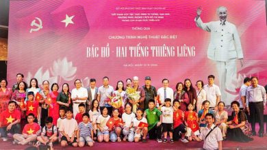 Ban Tổ chức và nghệ sĩ chụp ảnh lưu niệm cùng khán giả tham dự chương trình